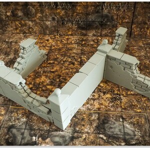 Pu&ograve; includere: Una sezione di muro in rovina, stampata in 3D, di colore grigio con una texture a mattoni. Il muro &egrave; rotto in diversi punti, con alcuni mattoni mancanti. Il muro &egrave; progettato per essere utilizzato in giochi da tavolo o giochi di guerra in miniatura.
