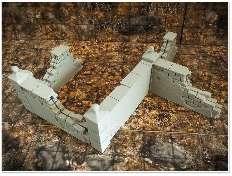 Pu&ograve; includere: Una sezione di muro in rovina, stampata in 3D, di colore grigio con una texture a mattoni. Il muro &egrave; rotto in diversi punti, con alcuni mattoni mancanti. Il muro &egrave; progettato per essere utilizzato in giochi da tavolo o giochi di guerra in miniatura.
