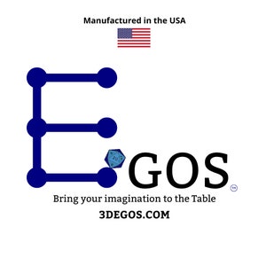 Puede incluir: Un logotipo azul y blanco para una empresa llamada 3DEGOS. El logotipo presenta una letra E estilizada con un dado azul de 20 caras en la esquina inferior derecha. El texto "Bring your imagination to the table" est&aacute; debajo del logotipo, y la direcci&oacute;n del sitio web "3DEGOS.COM" est&aacute; debajo de eso.