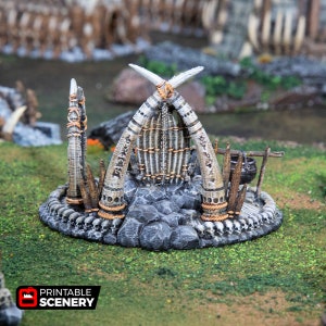 Pode incluir: Uma estrutura de fantasia em miniatura detalhada com um design central em forma de tipi, com uma base de pedra e um anel de cr&acirc;nios. A estrutura inclui uma panela e um pilar alto e decorado. A paleta de cores &eacute; principalmente cinza, marrom e branco.