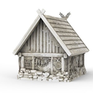 Op de afbeelding: Een witte houten hut met een zadeldak en een stenen fundering. De hut heeft een houten deur en ramen, en er hangen vissen aan de dakranden. Er zit een vogel op het dak.