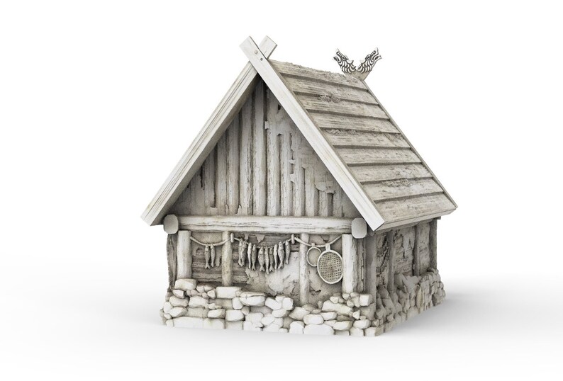 Op de afbeelding: Een witte houten hut met een zadeldak en een stenen fundering. De hut heeft een houten deur en ramen, en er hangen vissen aan de dakranden. Er zit een vogel op het dak.