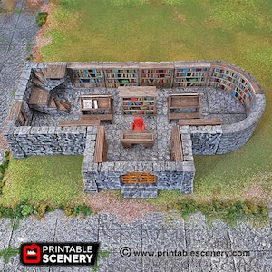 Pu&ograve; includere: Un edificio in miniatura di pietra con un tetto arrotondato e una porta di legno. L'interno &egrave; arredato con librerie, tavoli e sedie, suggerendo una biblioteca o uno studio. L'edificio &egrave; fatto di pietra grigia con una superficie testurizzata.