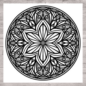Op de afbeelding: Zwart-wit mandala-ontwerp. Het cirkelvormige patroon heeft een centraal bloemmotief omgeven door ingewikkelde, symmetrische details. Het kunstwerk bestaat uit gedurfde lijnen en delicate, kantachtige elementen, waardoor een visueel evenwichtig en gedetailleerd ontwerp ontstaat.