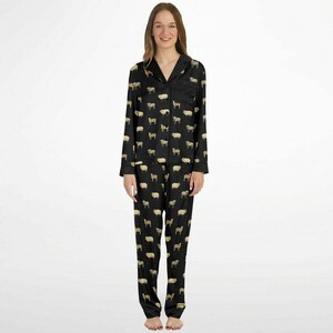 以下が含まれることがあります： 白い羊のプリントが施された黒いパジャマセット。トップスは襟付きで長袖。パンツはストレートレッグです。