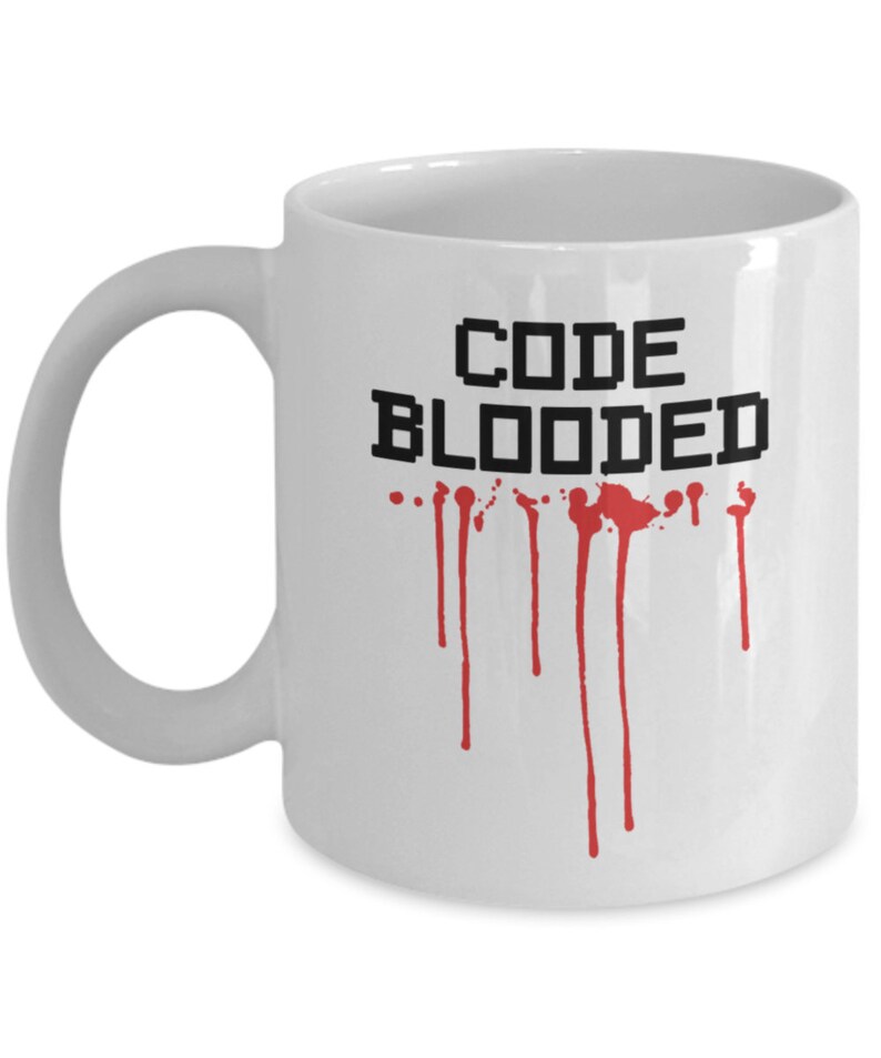 以下が含まれることがあります： 白いセラミック製のコーヒーカップ。黒い文字で「CODE BLOODED」と書いてあり、赤い血しぶきがカップから垂れている。