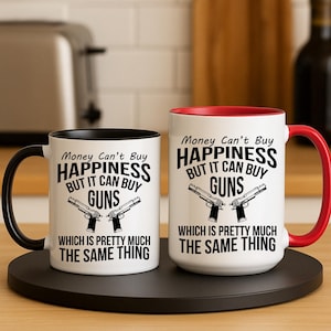 Pode incluir: Duas canecas de cerâmica branca com alças pretas e texto preto. A caneca à esquerda tem uma borda preta e a caneca à direita tem uma borda vermelha. Ambas as canecas têm o mesmo texto: "Money Can't Buy Happiness But It Can Buy Guns Which Is Pretty Much The Same Thing".