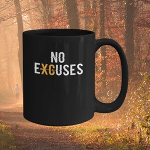 Może przedstawiać: Czarny kubek do kawy z białą strzałką i napisem "NO EXCUSES" w kolorze żółtym.