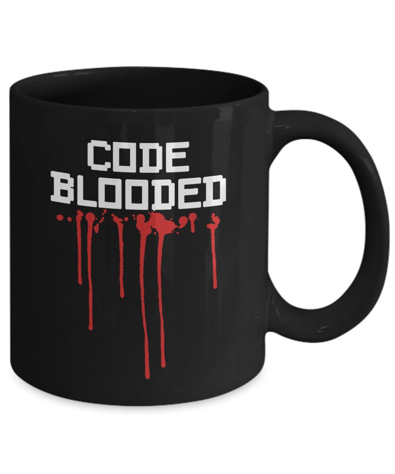 以下が含まれることがあります： 赤い塗料が垂れている白い文字で「CODE BLOODED」と書かれた黒いコーヒーカップ