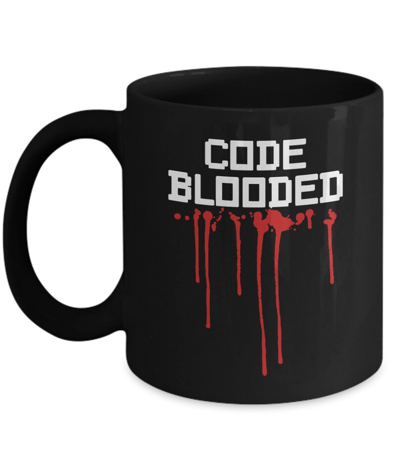 以下が含まれることがあります： 白いピクセル文字で「CODE BLOODED」と書かれた黒いセラミック製のコーヒーカップ。赤い血がカップから滴り落ちている。