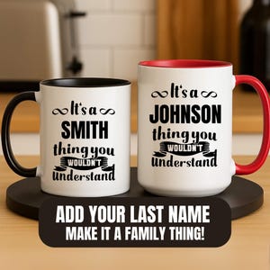 Puede incluir: Dos tazas de cerámica blanca con texto negro y bordes rojo y negro. La taza de la izquierda dice "It's a SMITH thing you wouldn't understand". La taza de la derecha dice "It's a JOHNSON thing you wouldn't understand".