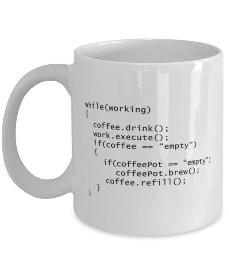 Op de afbeelding: Een witte keramische koffiemok met een zwart-witte code erop gedrukt. De code luidt: "while(working) { coffee.drink(); work.execute(); if(coffee == "empty") { if(coffeePot == "empty") coffeePot.brew(); coffee.refill(); } }"
