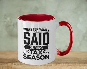 Puede incluir: Taza de café de cerámica blanca con borde y asa rojos. La taza tiene texto negro que dice "Lo siento por lo que dije durante la temporada de impuestos."