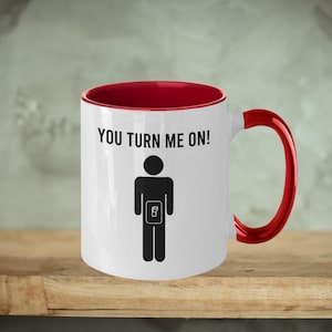 Lustige freche Kaffeetasse - Sie drehen mich an, romantisches Geschenk für ihn, Ehemann oder Freund Geschenk, flirty Jahrestagstasse, Knebelgeschenk für Männer