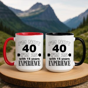 Taza divertida para el 40 cumpleaños: No tengo 40, tengo 25 (acento rojo o negro)