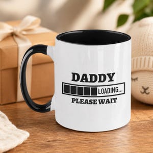 Papa chargeant la tasse, cadeau drôle de nouveau papa, cadeau de papa en attente, tasse de café de papa, cadeau de faire-part de grossesse