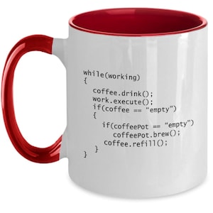 Op de afbeelding: Witte keramische koffiemok met een rode rand en handvat. De mok heeft een humoristisch programmeercode-ontwerp met de tekst "while (working) { coffee.drink(); work.execute(); if(coffee == "empty") { if(coffeePot == "empty") coffeePot.brew(); coffee.refill(); } }"