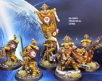 Heróis da Companhia Primaris Lamenters de Warhammer 40.000 (incluindo um Ancião com estandarte de batalha) pintados.