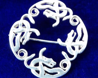 broche vintage prateado estilo celta/viking Urnes com dragões entrelaçados