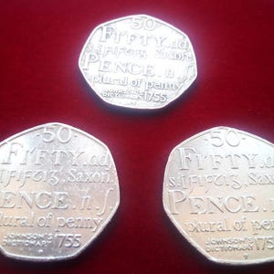 Moneda de cincuenta peniques de 50p Diccionario Johnson de 1755 Plural sajón de penique 2005