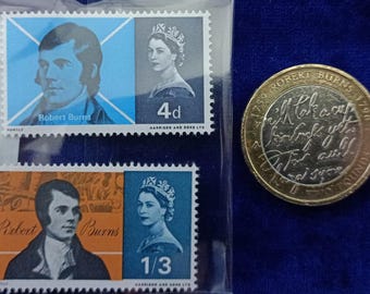 Conjunto de moedas e selos comemorativo do 250º aniversário de Robert Burns para colecionadores.