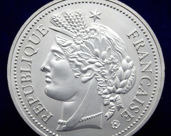 Réplica de moneda de la República Francesa bañada en plata: recuerdo de la colección Victoria.