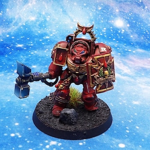 Terminator veterano del capítulo Blood Angels wh40k con escudo de poder y martillo de poder. Pintado con un estándar muy alto.