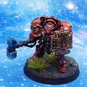 Terminator veterano del capítulo Blood Angels wh40k con escudo de poder y martillo de poder. Pintado con un estándar muy alto.
