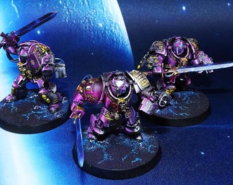 Um estudo sobre os efeitos de luz: esquadrão de 3 homens de Cavaleiros Cinzentos de WH40K (armadura Aegis).