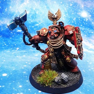 Terminator veterano del capítulo Blood Angels wh40k con escudo de poder y martillo de poder. Pintado con un estándar muy alto.