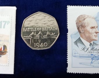 Conjunto da Batalha da Grã-Bretanha: moeda britânica de 50 centavos + par de selos antigos (usados)