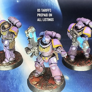 Peut inclure: Ensemble de trois vases en céramique de hauteurs et formes variées. Les vases sont recouverts d'une finition blanche mate, offrant une esthétique minimaliste. Le vase le plus haut mesure environ 25 cm.