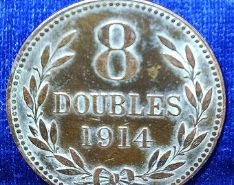 Moeda antiga de Guernsey de 1914 em bronze, com 8 dobras e brasão com três leopardos. Mais de um século de idade!