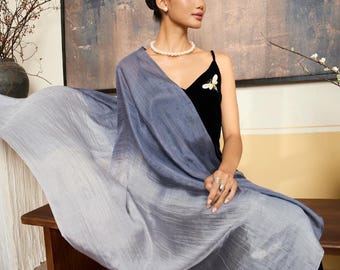 Châle en soie gris argenté ombré teint à la main, foulard en soie de mûrier, châle de mariage, châle de soirée, vu dans Vogue