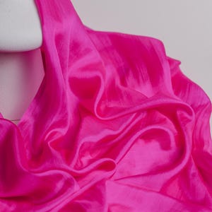 100% シルク ホット ピンクのロング スカーフ、手染めシルク ラップ、軽量手織りシルク ショール、女性用高級シルク スカーフ