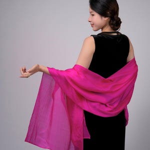 Foulard en soie rose fuchsia teint à la main | 100 % Mûrier Habotai | Fabriqué artisanalement au Vietnam | Emballage léger dans une boîte cadeau