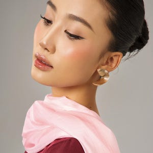 Blush roze handgeverfde zijden sjaal wrap, moerbeizijde sjaal, bruiloft sjaal, bruidsmeisje cadeau, zoals te zien in de Britse Vogue