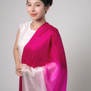 Foulard en soie teint à la main rose ombré | Papier d&#39;emballage dégradé blanc à fuchsia | 100 % soie de mûrier du Vietnam | Cadeau léger pour elle