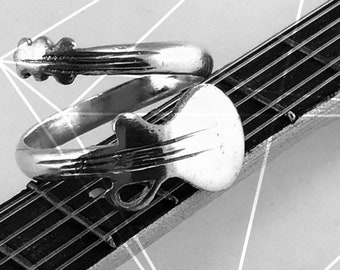 Anello in argento 925/1000 a fascia regolabile con chitarra acustica/elettrica/classica.