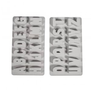 Könnte beinhalten: Zwei weiße Kunststoff-Buchstabenformen mit einem grau-weißen Tarnmuster. Die erste Form hat die Buchstaben A bis M, und die zweite Form hat die Buchstaben O bis Z.
