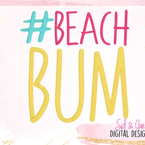 Può includere: Un design grafico giallo, rosa e blu con il testo "#BEACH BUM" e il testo "Sid & Bee DIGITAL DESIGNS" in basso.