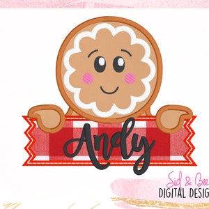 Puede incluir: Un hombre de jengibre con una cara sonriente sostiene una pancarta a cuadros rojos y blancos con el nombre "Andy" escrito en cursiva negra.