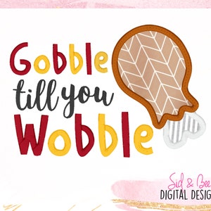 Op de afbeelding: Borduurpatroon "Gobble till you wobble" met een bruin en wit kalkoenbeen met een chevron-patroon. De tekst is in rood, geel en zwart.
