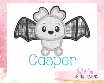 Puede incluir: Diseño bordado de un lindo murciélago gris con alas negras y el nombre "Casper" en hilo azul. El diseño es perfecto para un proyecto de temática de Halloween.