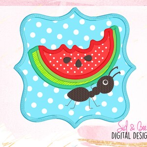 Può includere: Un design digitale colorato con una fetta di anguria morsa con polpa rossa e semi neri, e una buccia verde. Una formica marrone è posizionata vicino all'anguria. Il design è su uno sfondo blu a pois bianchi, incorniciato da un bordo decorativo.