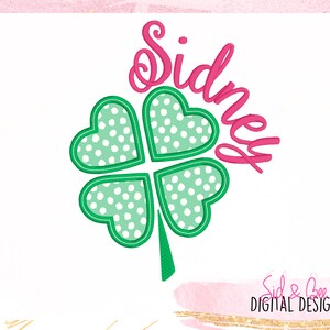 Peut inclure: Un trèfle à quatre feuilles vert avec des pois blancs et un nom en cursive rose "Sidney" au-dessus.