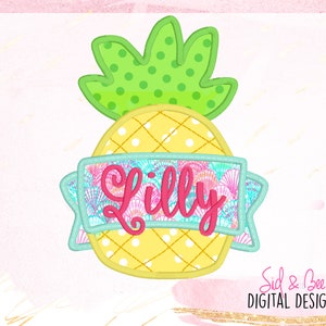 Puede incluir: Una piña amarilla con la parte superior verde y lunares blancos. Una pancarta azul y rosa con un patrón de conchas dice "Lilly".