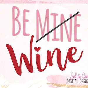 Può includere: Ricamo rosa e rosso con il testo "Be Mine" barrato e "Wine" scritto in corsivo. Il design è su uno sfondo bianco con uno sfondo acquerellato rosa e oro.
