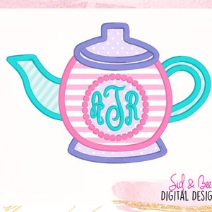 Könnte beinhalten: Ein skurriles Teekannen-Design in Rosa, Blau und Lila. Die Teekanne hat einen gestreiften Körper, einen Deckel mit Tupfen und ein kreisförmiges Monogramm mit den Buchstaben AJR. Das Design ist in einem dunkleren Blau umrandet.