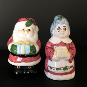 Vintage Santa Claus + Mrs Claus salt and pepper shakers. Christmas Shakers